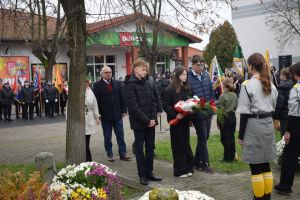 Relacja z obchodów Święta Niepodległości (przemarsz orszaku, Msza Św., złożenie kwiatów przy pomniku)