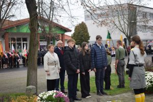 Relacja z obchodów Święta Niepodległości (przemarsz orszaku, Msza Św., złożenie kwiatów przy pomniku)