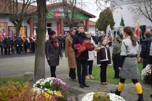 Relacja z obchodów Święta Niepodległości (przemarsz orszaku, Msza Św., złożenie kwiatów przy pomniku)