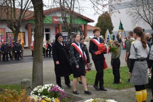 Relacja z obchodów Święta Niepodległości (przemarsz orszaku, Msza Św., złożenie kwiatów przy pomniku)