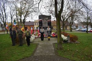 Relacja z obchodów Święta Niepodległości (przemarsz orszaku, Msza Św., złożenie kwiatów przy pomniku)