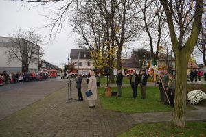 Relacja z obchodów Święta Niepodległości (przemarsz orszaku, Msza Św., złożenie kwiatów przy pomniku)