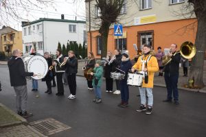 Relacja z obchodów Święta Niepodległości (przemarsz orszaku, Msza Św., złożenie kwiatów przy pomniku)