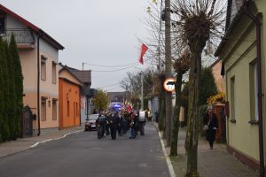 Relacja z obchodów Święta Niepodległości (przemarsz orszaku, Msza Św., złożenie kwiatów przy pomniku)