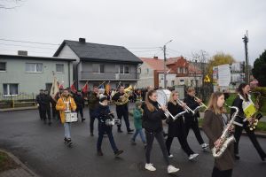 Relacja z obchodów Święta Niepodległości (przemarsz orszaku, Msza Św., złożenie kwiatów przy pomniku)