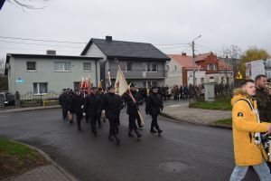 Relacja z obchodów Święta Niepodległości (przemarsz orszaku, Msza Św., złożenie kwiatów przy pomniku)