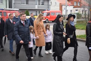 Relacja z obchodów Święta Niepodległości (przemarsz orszaku, Msza Św., złożenie kwiatów przy pomniku)
