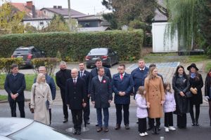 Relacja z obchodów Święta Niepodległości (przemarsz orszaku, Msza Św., złożenie kwiatów przy pomniku)