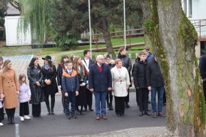 Relacja z obchodów Święta Niepodległości (przemarsz orszaku, Msza Św., złożenie kwiatów przy pomniku)