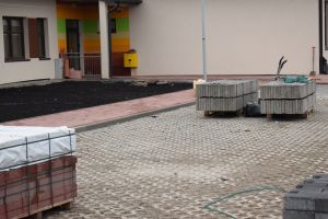 Prace inwestycyjne związane z zagospodarowaniem terenu wokół budynku przedszkola