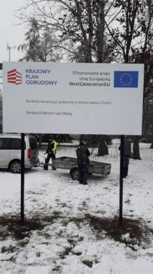 Tablica informująca o inwestycji pn." Budowa kanalizacji sanitarnej w miejscowości Chalin"