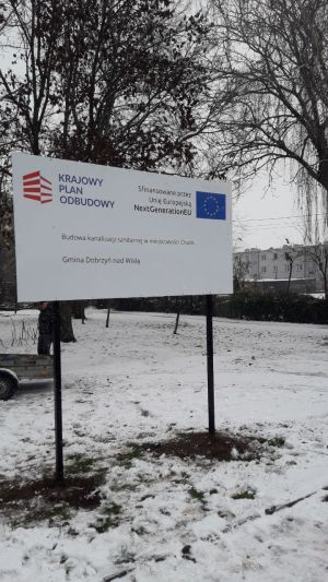 Tablica informująca o inwestycji  pn. Budowa kanalizacji sanitarnej w miejscowości Chalin