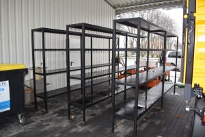 Trzy regały na rzeczy używane umieszczone w Punkcie Selektywnej Zbiórki Odpadów Komunalnych