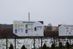 Tablica edukacyjna informująca o właściwej segregacji śmieci