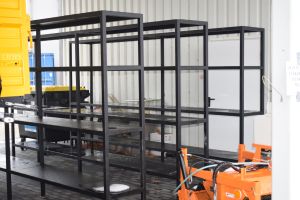 Trzy regały na rzeczy używane umieszczone w Punkcie Zbiórki Odpadów Komunalnych