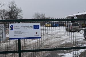 Tablica informacyjna umieszczona na bramie Punktu Selektywnej Zbiórki Odpadów Komunalnych