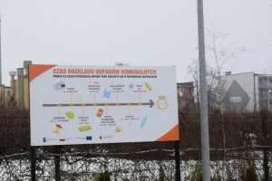 Tablica edukacyjna informująca o właściwej segregacji śmieci