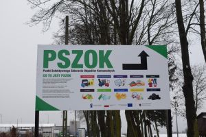 Tablica edukacyjna informująca o kierunku dojścia do PSZOK