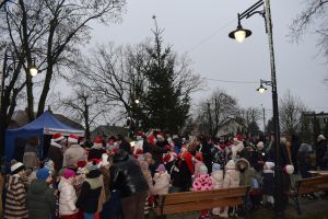 Dekorowanie choinki przez dzieci i mieszkańców