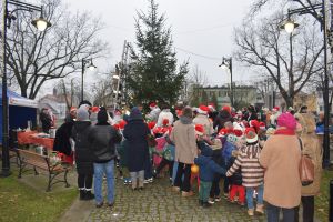 Dekorowanie choinki przez dzieci i mieszkańców
