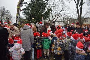 Dekorowanie choinki przez dzieci i mieszkańców
