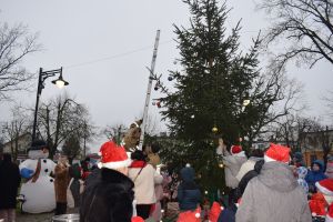 Dekorowanie choinki przez dzieci i mieszkańców
