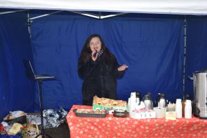 Dekorowanie choinki przez dzieci i mieszkańców