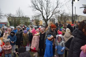 Dekorowanie choinki przez dzieci i mieszkańców