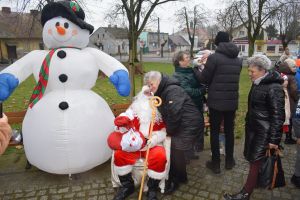 Dekorowanie choinki przez dzieci i mieszkańców