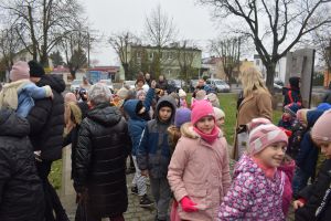 Dekorowanie choinki przez dzieci i mieszkańców