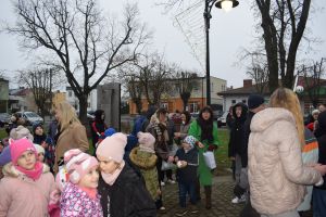 Dekorowanie choinki przez dzieci i mieszkańców