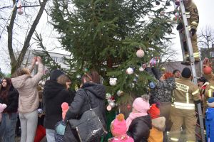 Dekorowanie choinki przez dzieci i mieszkańców