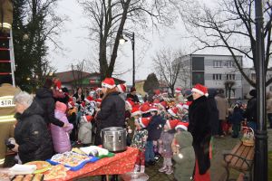 Dekorowanie choinki przez dzieci i mieszkańców