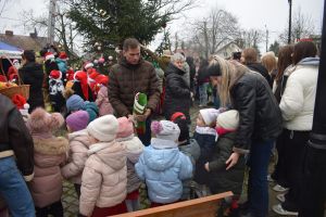 Dekorowanie choinki przez dzieci i mieszkańców