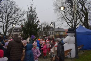 Dekorowanie choinki przez dzieci i mieszkańców