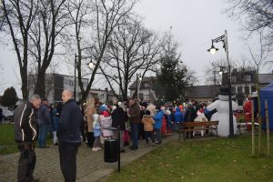 Dekorowanie choinki przez dzieci i mieszkańców