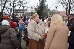 Dekorowanie choinki przez dzieci i mieszkańców