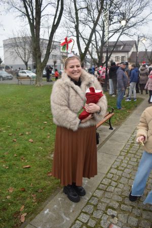 Dekorowanie choinki przez dzieci i mieszkańców