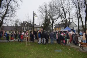 Dekorowanie choinki przez dzieci i mieszkańców