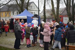 Dekorowanie choinki przez dzieci i mieszkańców