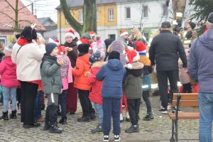 Dekorowanie choinki przez dzieci i mieszkańców