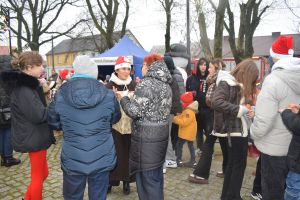 Dekorowanie choinki przez dzieci i mieszkańców