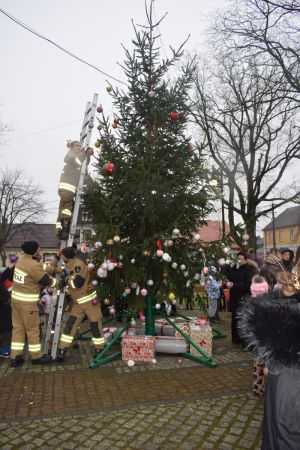 Dekorowanie choinki przez dzieci i mieszkańców