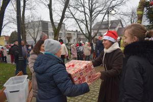 Dekorowanie choinki przez dzieci i mieszkańców