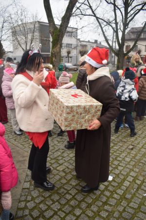 Dekorowanie choinki przez dzieci i mieszkańców