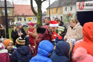 Dekorowanie choinki przez dzieci i mieszkańców