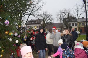 Dekorowanie choinki przez dzieci i mieszkańców