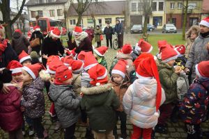 Dekorowanie choinki przez dzieci i mieszkańców