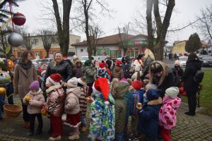 Dekorowanie choinki przez dzieci i mieszkańców