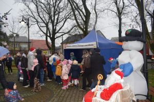 Dekorowanie choinki przez dzieci i mieszkańców